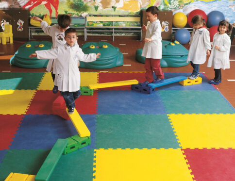 Parcours d’équilibre : Blocs longs et ventouses pour motricité